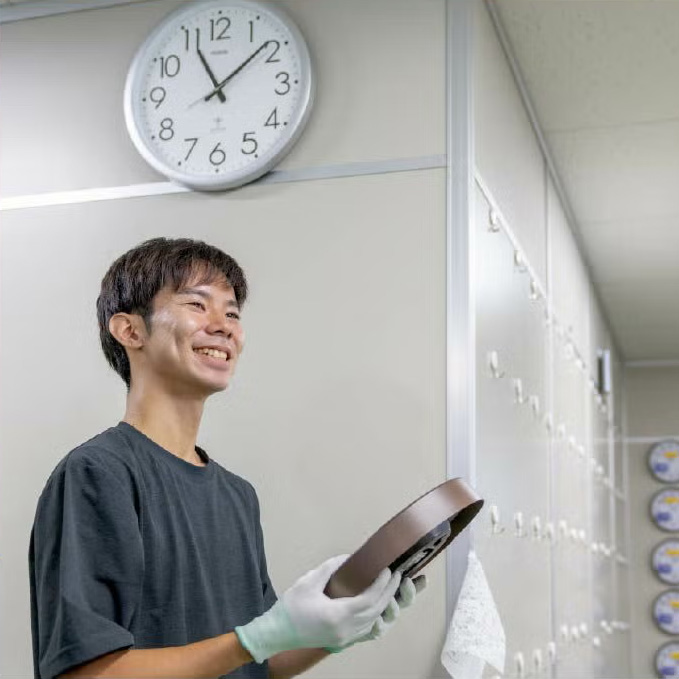 スタッフが時計を取り扱っている様子