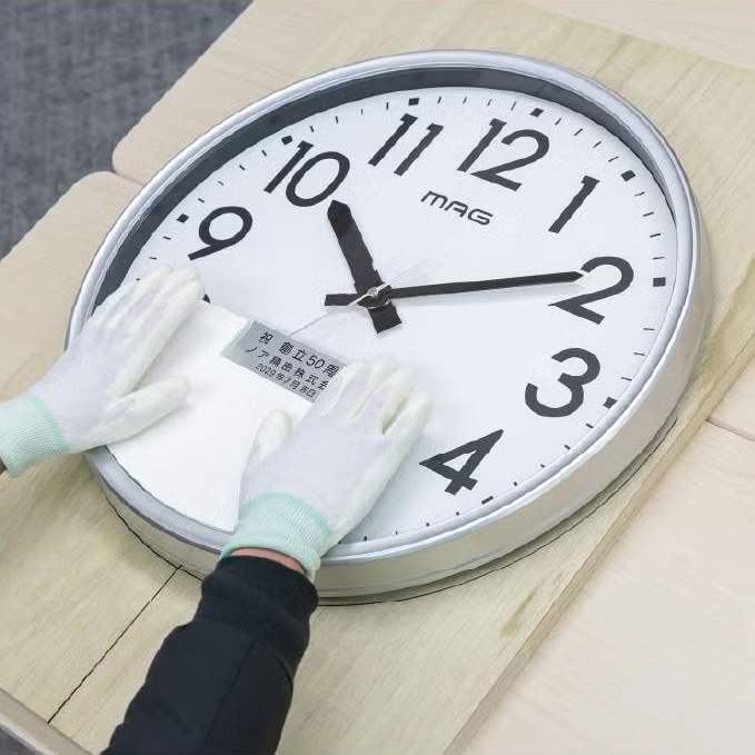 プレートを時計に取り付けている様子