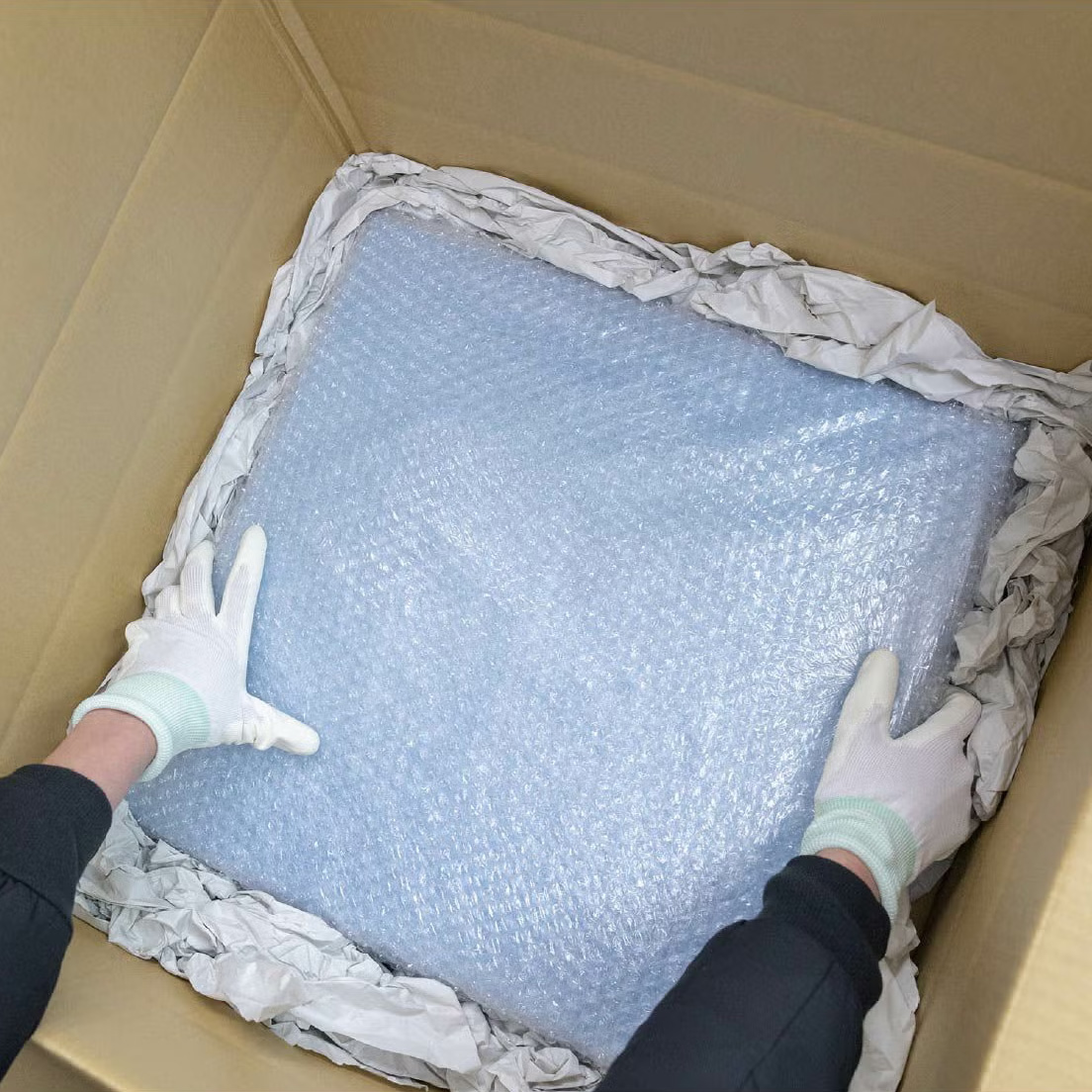 丁寧に梱包している様子